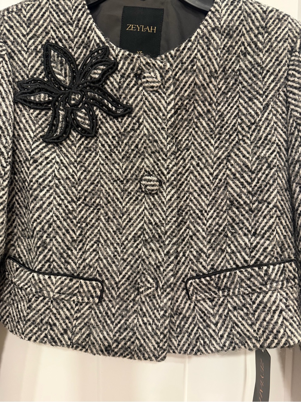 NWT Zeylah Black & White Herringbone Cropped Blazer Women’s Size XS - Picture 4 of 10